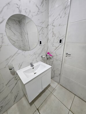Shower, hair dryer, towels, soap - Duplex Dorrego, a 400m de Cuidad de Mendoza (Dorrego)