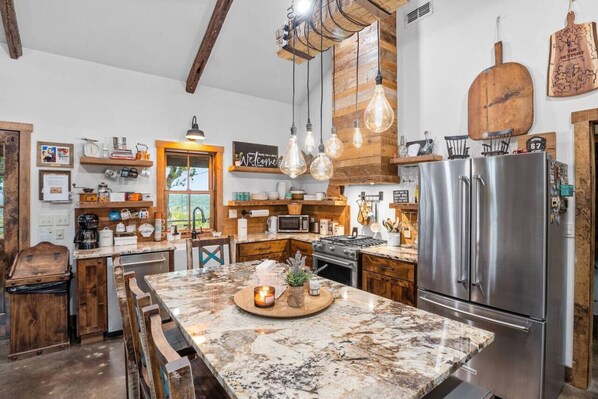 雪櫃、微波爐、焗爐、爐具