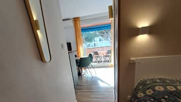 Tabla de planchar con plancha y ropa de cama