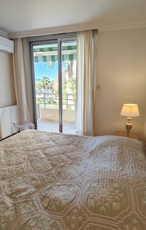 1 soverom og strykejern/-brett