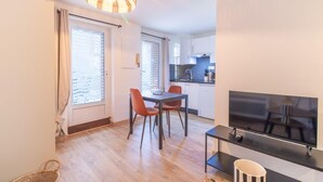 Un apartamento moderno con comedor, cocina y sala de estar.