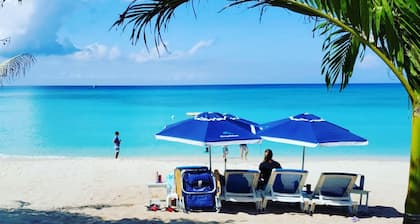 7 Mile Beach Condo with Pool View and Rooftop