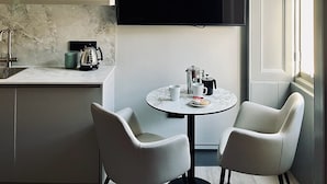 クラシック ダブルルーム | 高級寝具、ノートパソコン用作業スペース、WiFi (無料)、ベッドシーツ