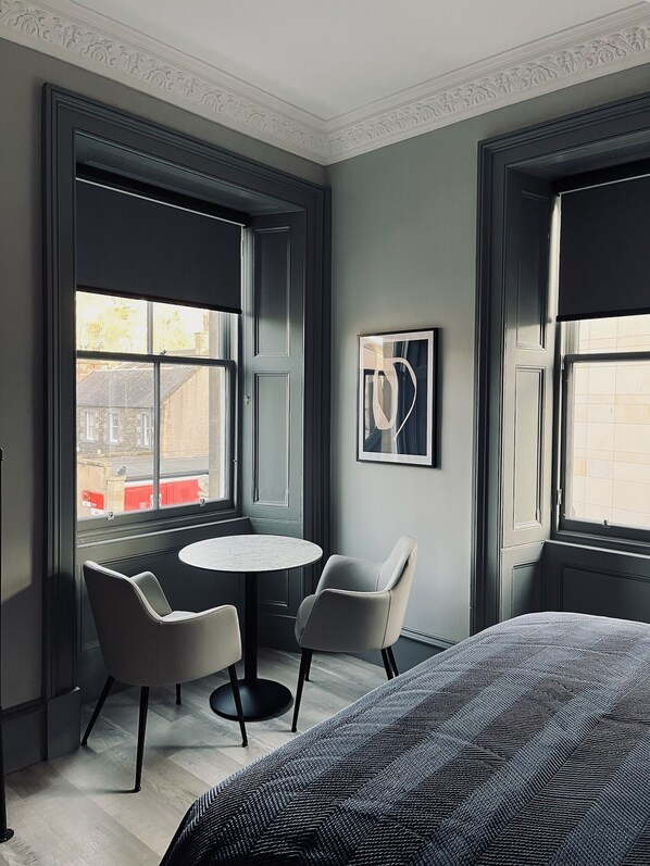 Bộ đồ giường cao cấp, khu vực làm việc phù hợp cho laptop 