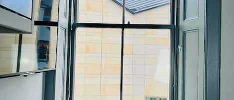 Seprai premium, ruang kerja ramah laptop, Wi-Fi gratis, dan seprai linen