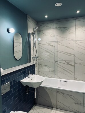 Design Double or Twin Room, 1 Bedroom, Non Smoking, Kitchenette | Bathroom | Free toiletries, hair dryer, towels, soap