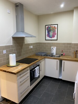 Apartment | Private kitchen | Fridge, microwave, oven, stovetop - Spacious 3-bed Apartment in Central London (London)