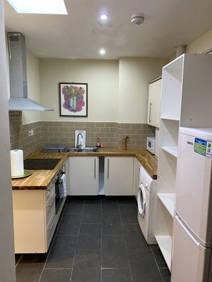Apartment | Private kitchen | Fridge, microwave, oven, stovetop - Spacious 3-bed Apartment in Central London (London)