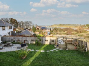 Property grounds - Sea Breeze (Totland Bay)