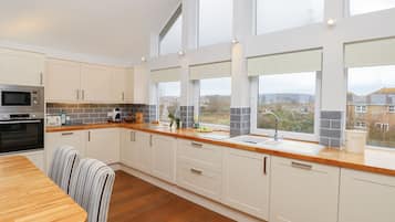 Cottage | Private kitchen | Dishwasher, cookware/dishes/utensils