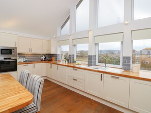 Cottage | Private kitchen - Sea Breeze (Totland Bay)