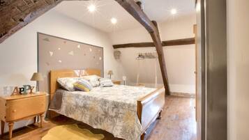 1 slaapkamer, een strijkplank/strijkijzer, gratis wifi, beddengoed