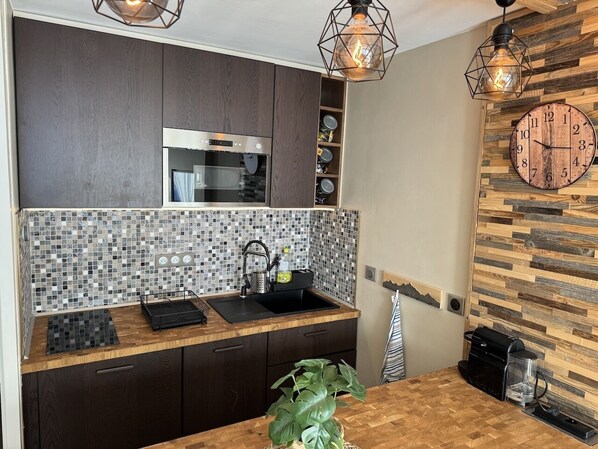 Kjøleskap, mikrobølgeovn, oppvaskmaskin og kaffetrakter/tekoker