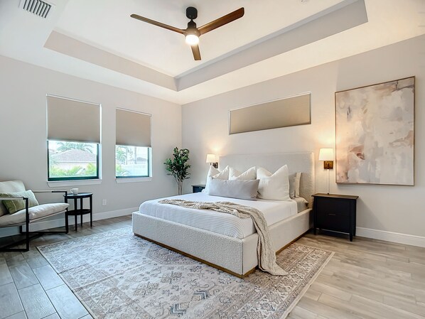 4 slaapkamers, een bureau, een strijkplank/strijkijzer, reisbedje