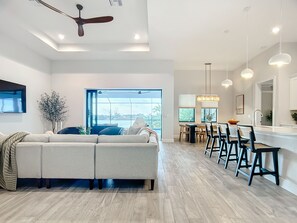 Smart TV, fireplace - Honeymoon Lake🏝️Heated Pool! (Cape Coral)