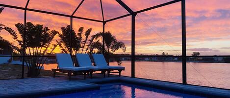 Alberca al aire libre y alberca climatizada