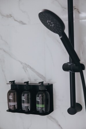 Ducha, cabezal de ducha tipo lluvia, secador de pelo, toallas