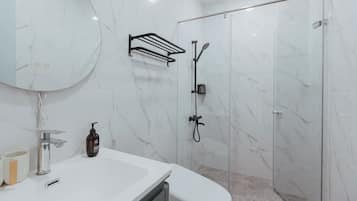 Deluxe Twin Room | Bilik Mandi | Pancuran mandi, hulu semburan mandi hujan, pengering rambut