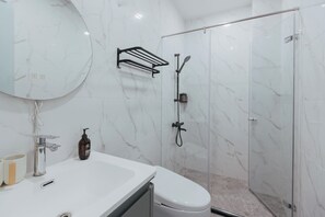 Deluxe-Zweibettzimmer | Badezimmer | Dusche, Regendusche, Haartrockner, Handtücher