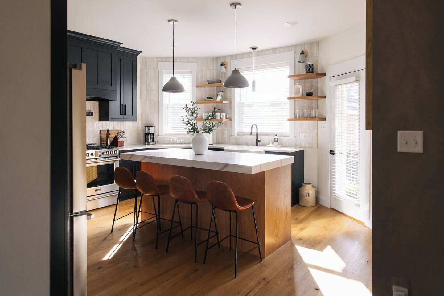 Geladeira, micro-ondas, fogão, cooktop