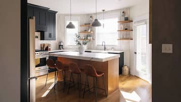 Geladeira, micro-ondas, fogão, cooktop