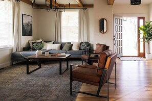 TV connectée, cheminée, chaîne hi-fi