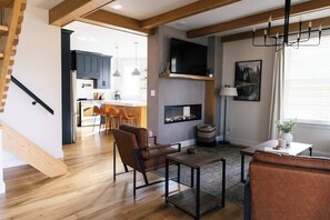 Smart-TV, Kamin, Stereoanlage