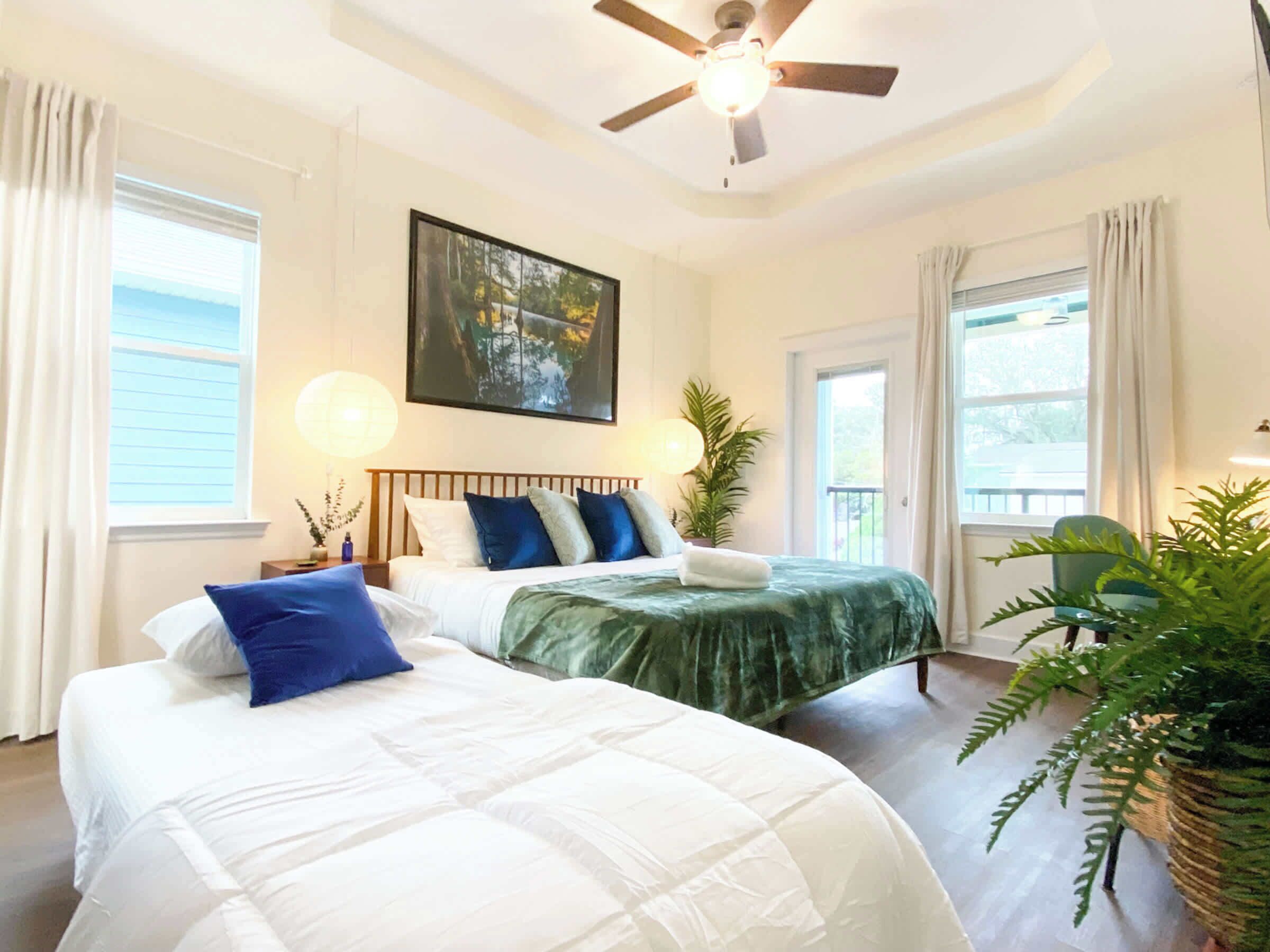 3 slaapkamers, een bureau, een strijkplank/strijkijzer, reisbedje