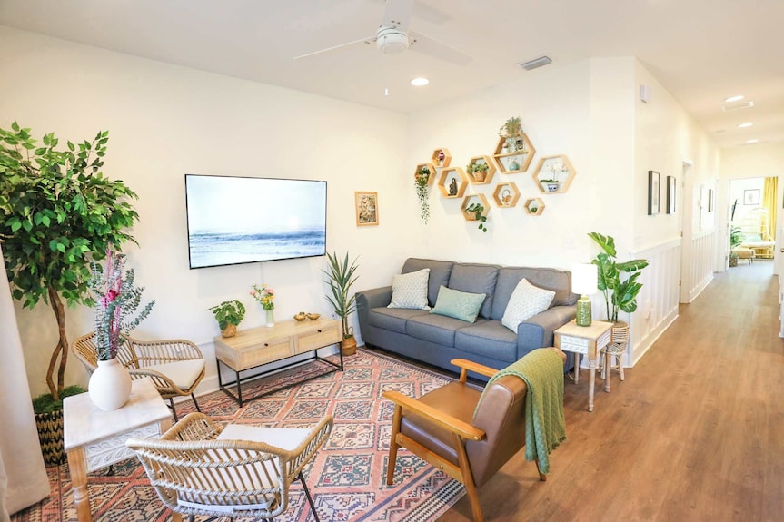 The Botanical Suite. Newly Built, Upscale, Central - Gainesville, FL