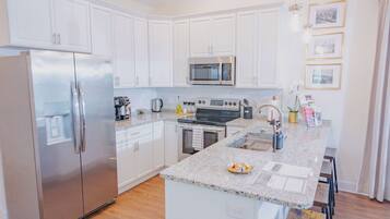 Frigorífico, microondas, horno y placa de cocina