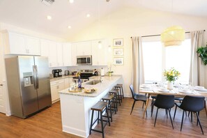 Fridge, microwave, oven, stovetop - The Champion's Suite. New Build, Upscale, Central (Gainesville)