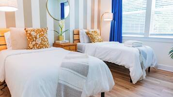 3 slaapkamers, een bureau, een strijkplank/strijkijzer, reisbedje