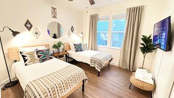 3 habitaciones, escritorio y tabla de planchar con plancha