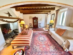 TV, fireplace, books - Adam House - exclusive pool - sleeps 8 - a haven in which to relax and frolic! (Umbria)