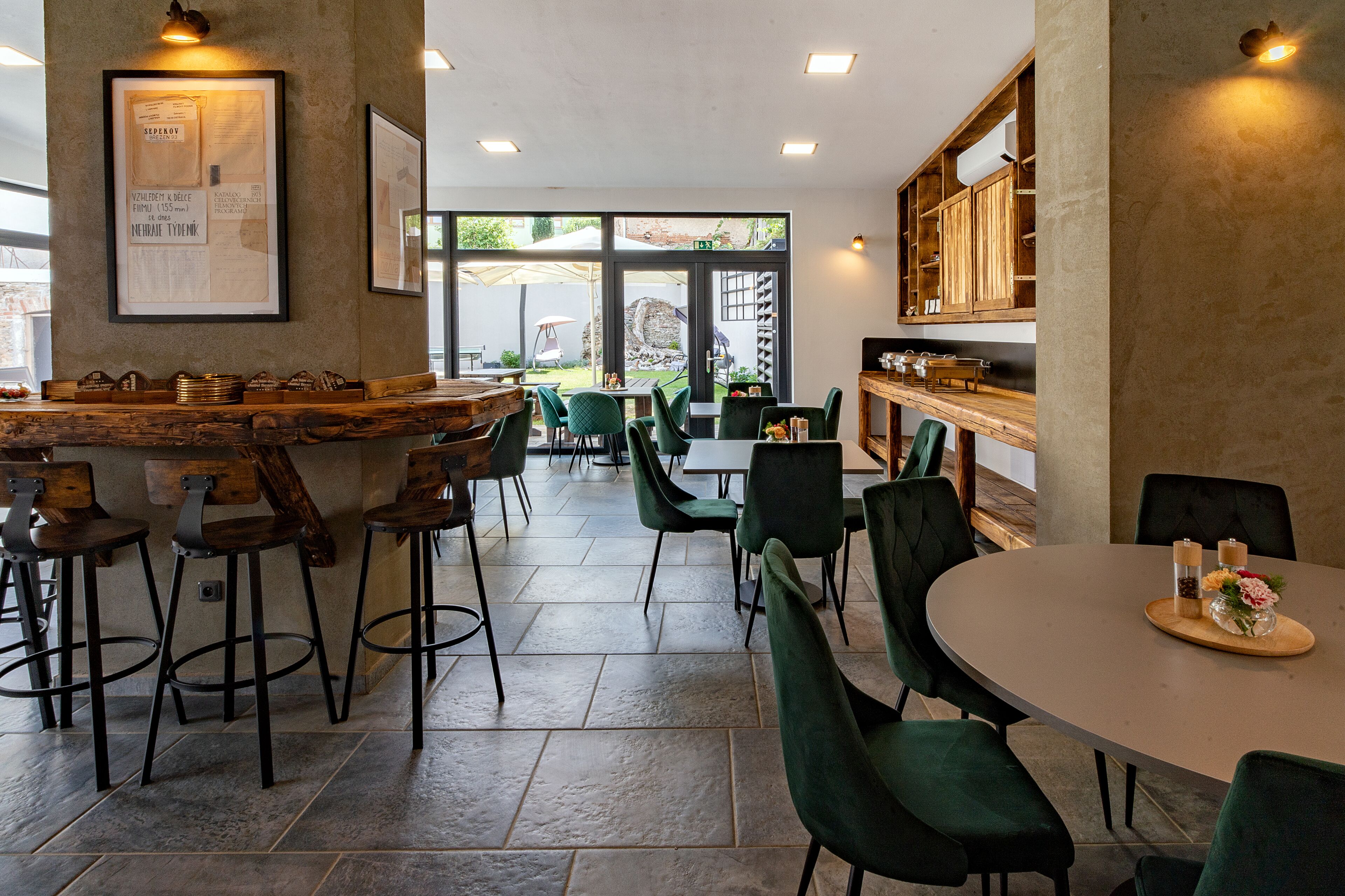 Interior de restaurante com área de bar, cadeiras altas e mesa redonda com bandeja.