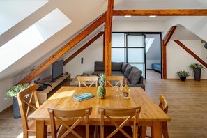 Familieleilighet (Number 6) | Minibar, safe på rommet, blendingsgardiner og strykejern/-brett