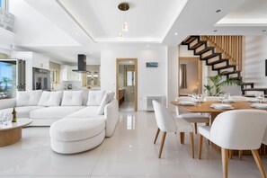 Een smart-tv en een tafeltennistafel