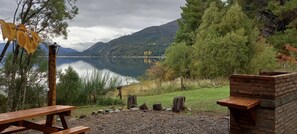 BBQ/picnic area - Amazing Cabin on the Shore of Lake Moreno H58 by Apartments Bariloche (San Carlos de Bariloche)