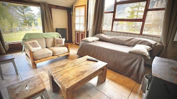 Kabin Panorama, 1 kamar tidur, pemandangan danau, tepi danau (H58) | Area keluarga | Smart TV 43-inci dengan saluran TV satelit, perapian, dan Netflix