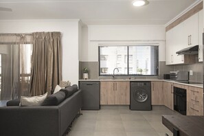 Refrigerador, microondas, horno y lavavajillas