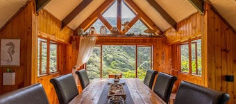 Ballots Bay Treehouse