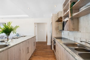 Een koelkast, een magnetron, een oven, een broodrooster