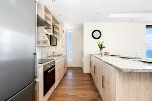 Køleskab, mikrobølgeovn, ovn, brødrister