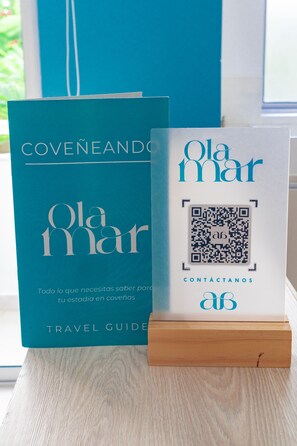 Un guide de voyage intitulé « Covenendo » et « Ola Mar », muni d’un code QR pour permettre de nous contacter.