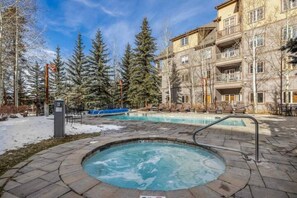 Utendørsbasseng og et oppvarmet basseng