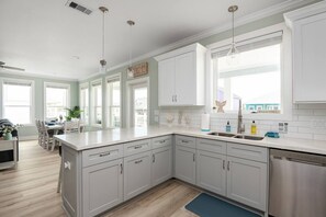 冰箱、微波炉、烤箱、炉灶