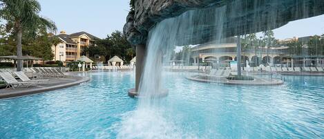 Piscina a l'aire lliure i piscina climatitzada