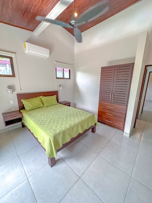 Casa, 3 quartos, piscina particular | 3 quartos, roupas de cama antialérgicas, cofres nos quartos