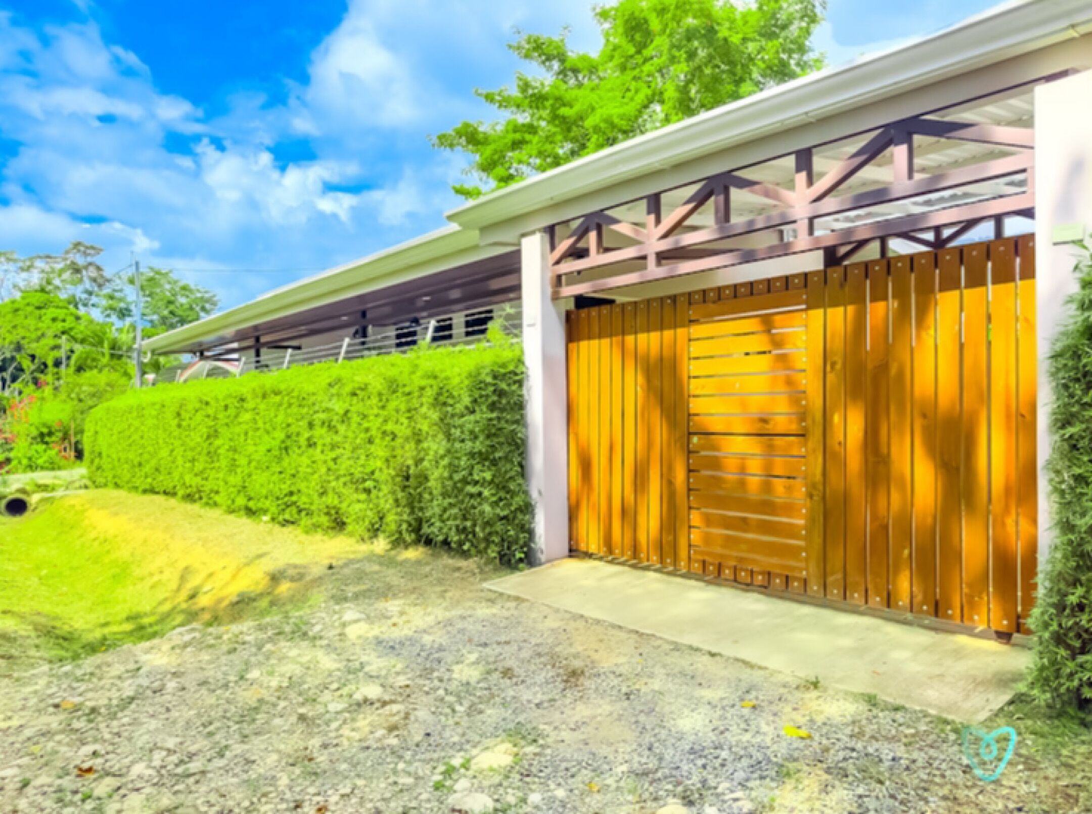 Vista frontal de la propiedad