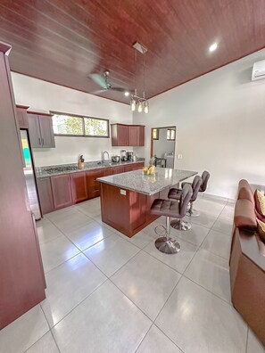 Full-sized fridge, microwave, oven, stovetop - Casa Uvita (Bahía Ballena)